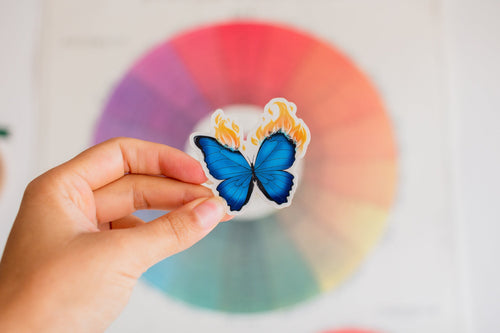 Blauer Schmetterling der Feuer fängt transparenter Sticker