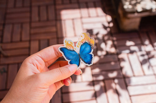 Blauer Schmetterling der Feuer fängt transparenter Sticker